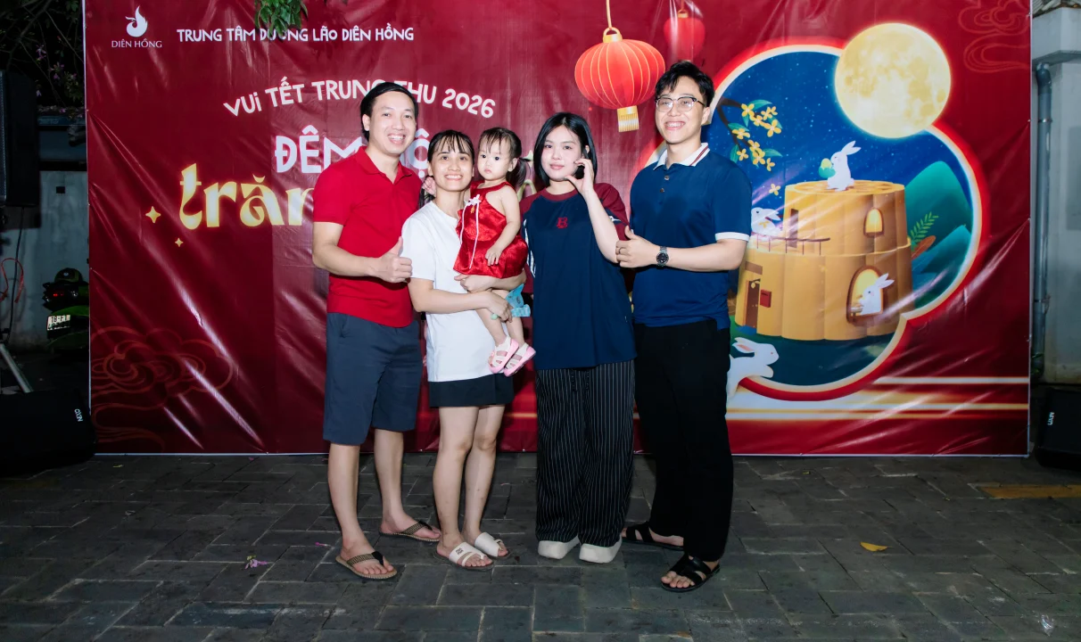 Gia đình CBNV lưu giữ kỷ niệm tại Đêm hội trăng rằm