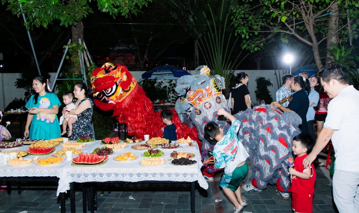 CBNV và gia đình cùng phá cỗ Trung Thu