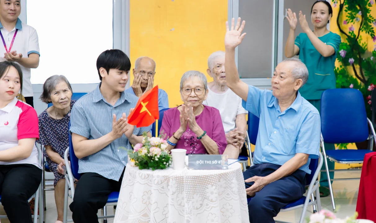 Người cao tuổi tham gia thử thách xử lý tình huống phòng cháy chữa cháy