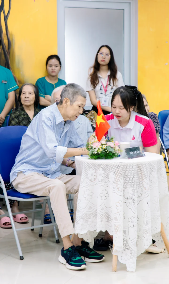 Người cao tuổi và điều dưỡng viên phối hợp trong cuộc thi phòng cháy chữa cháy