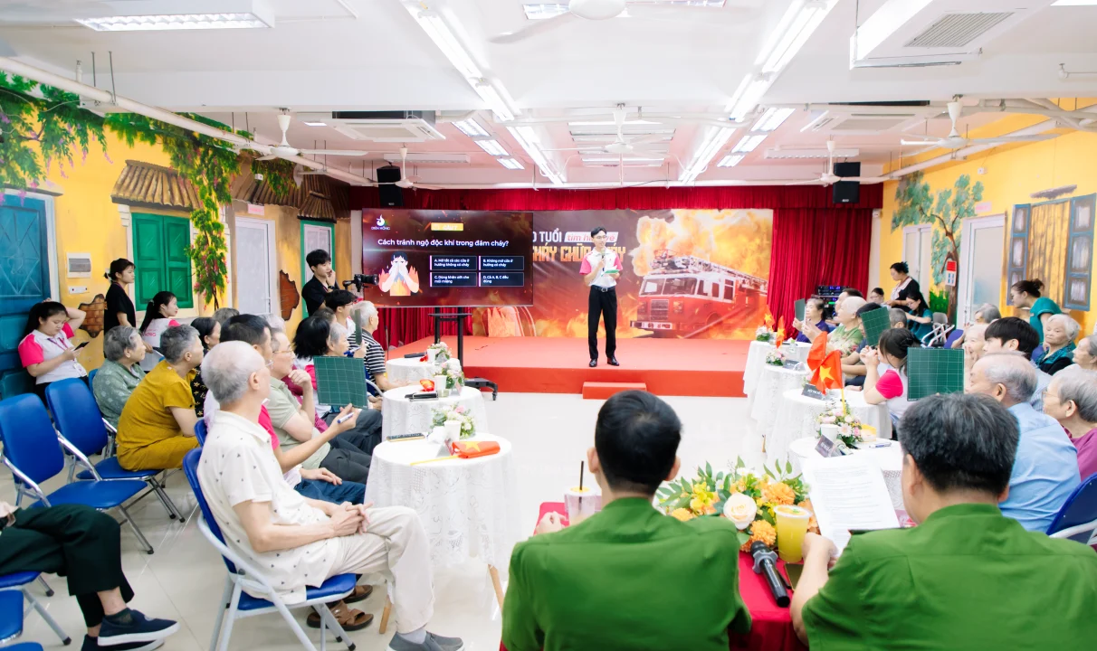 Người cao tuổi tham gia cuộc thi tìm hiểu về phòng cháy chữa cháy tại Diên Hồng
