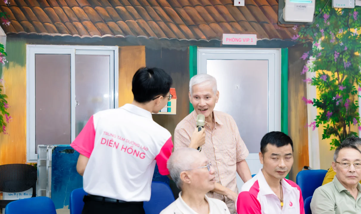 Người cao tuổi giao lưu và cổ vũ trong cuộc thi