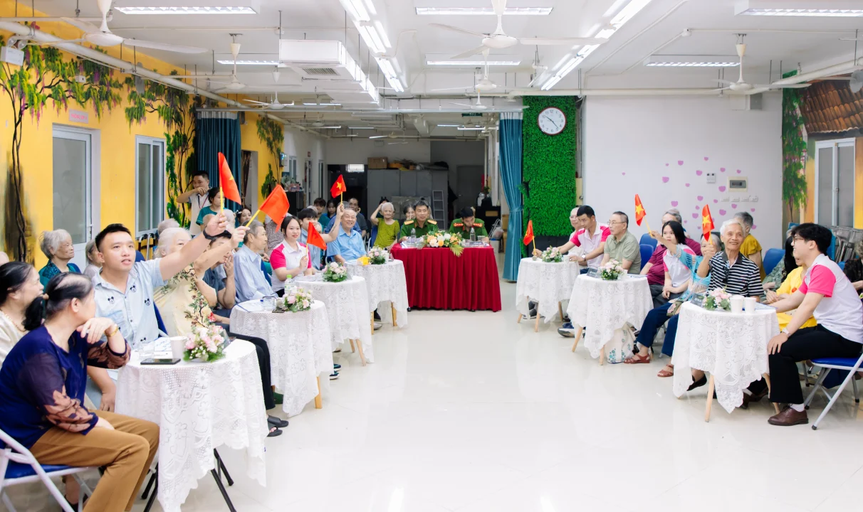 Các đội thi tranh tài trong phần trả lời kiến thức