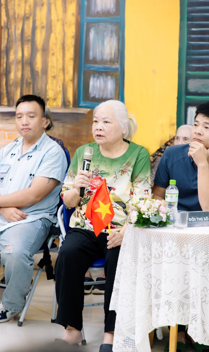 Người cao tuổi trả lời câu hỏi về kiến thức phòng cháy chữa cháy