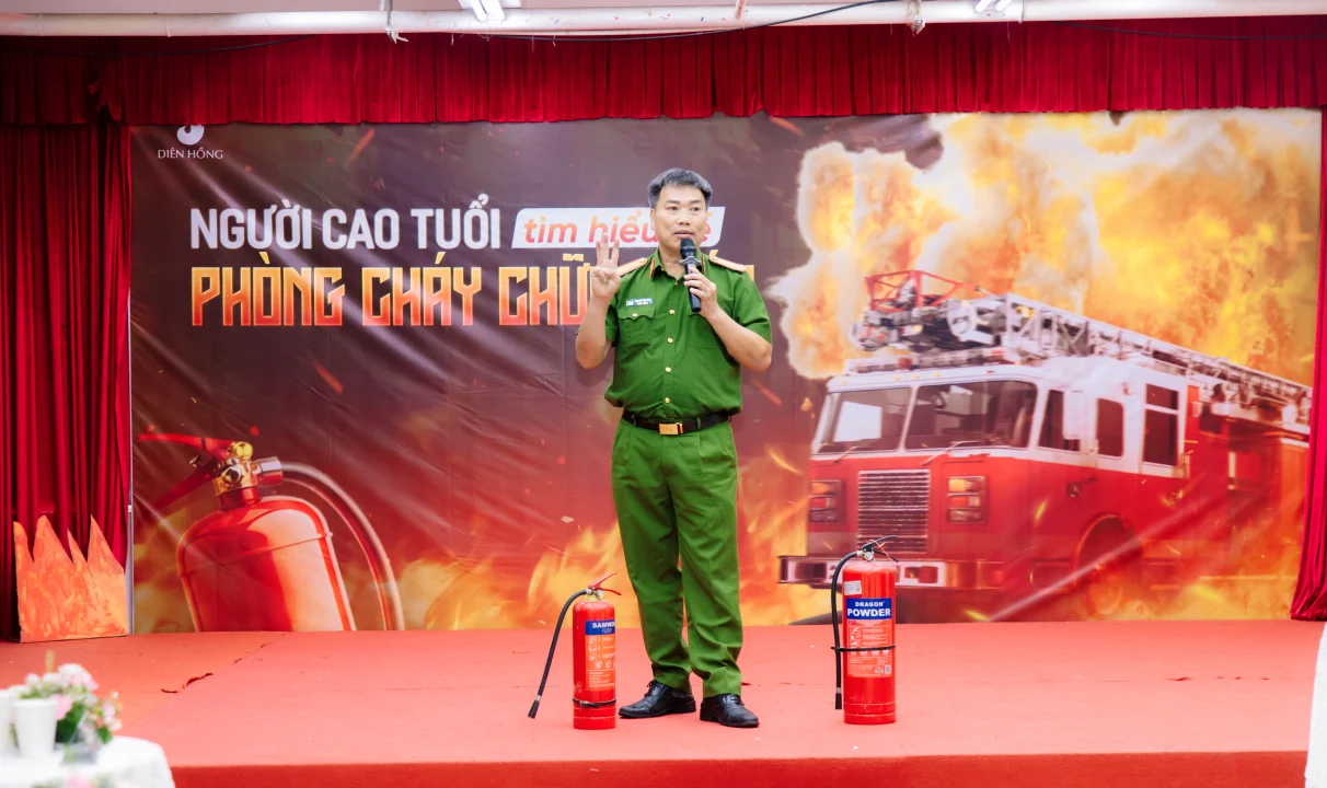 Trung tá Nguyễn Đức Anh hướng dẫn sử dụng bình cứu hỏa