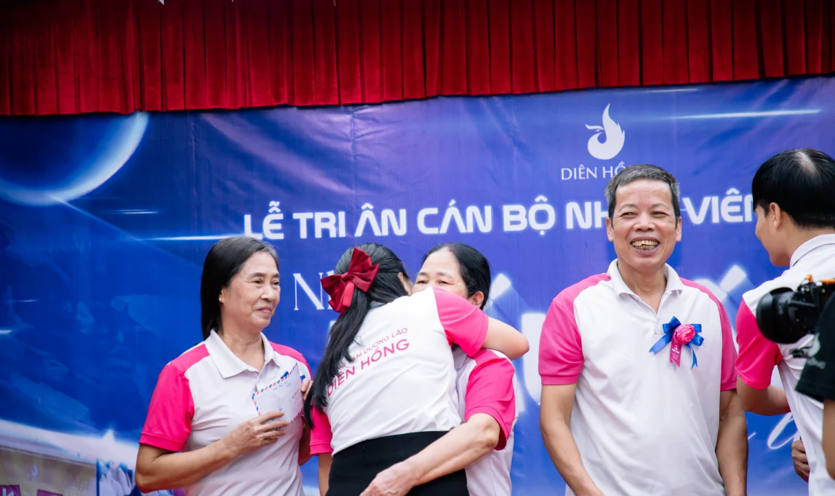 Ban lãnh đạo xúc động ôm nhân viên