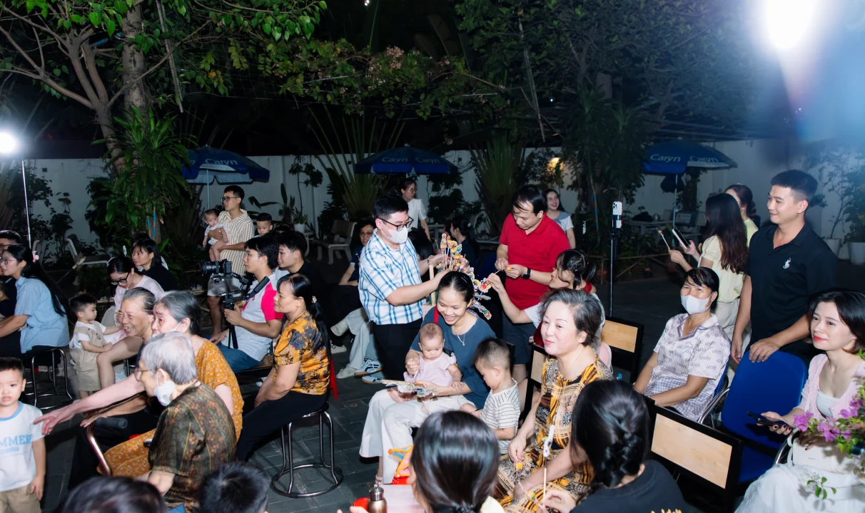 Tặng tò he, thẻ kẹo cho các em nhỏ