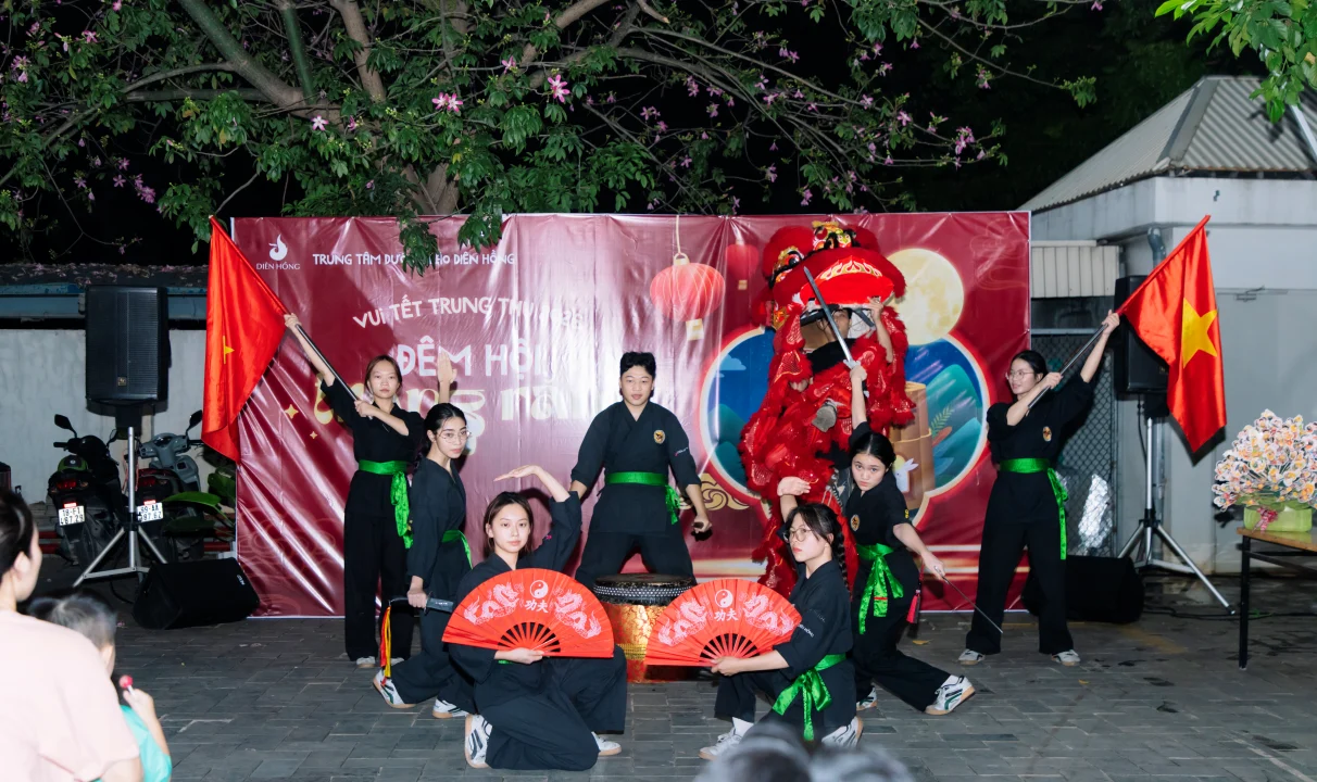 Tiết mục múa lân mở màn Trung Thu Diên Hồng